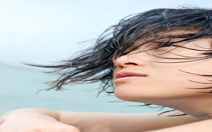 Why Does Your Hair Look Darker When It's Wet? | Wonderopolis